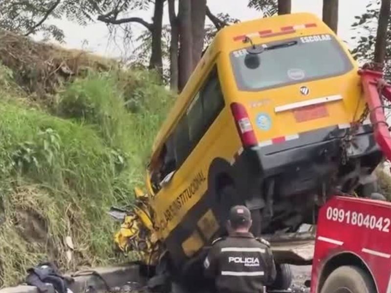 Tragedia en Alausí: dos muertos y 12 heridos tras volcamiento de expreso escolar