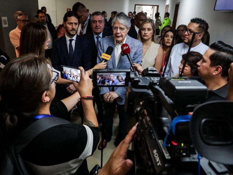 Iza no fue a la audiencia y juez declara desierta su demanda contra Lasso