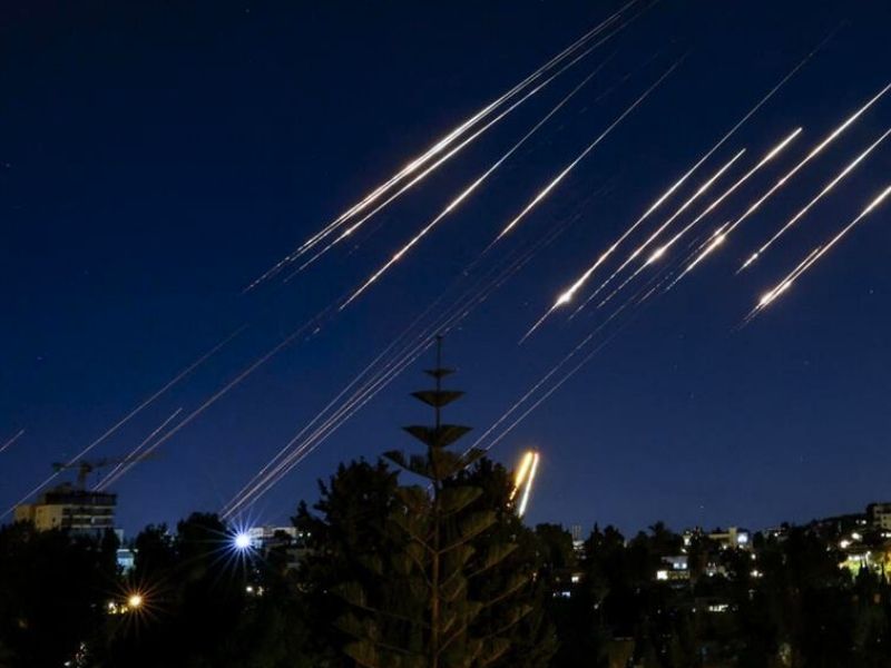 Irán bombardea Israel pese a anuncio de alto el fuego de Trump