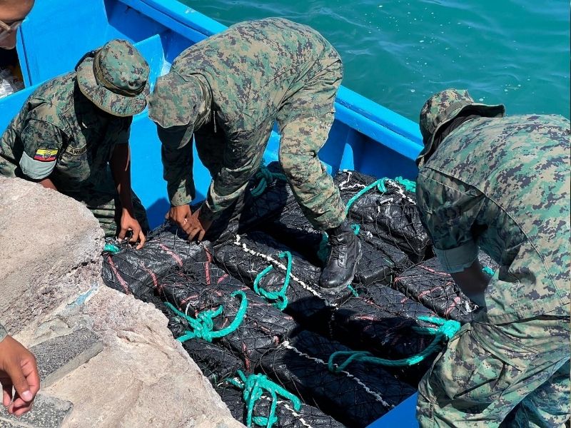 Interceptan ‘narcolanchas’ con 55 bultos de droga cerca de Galápagos