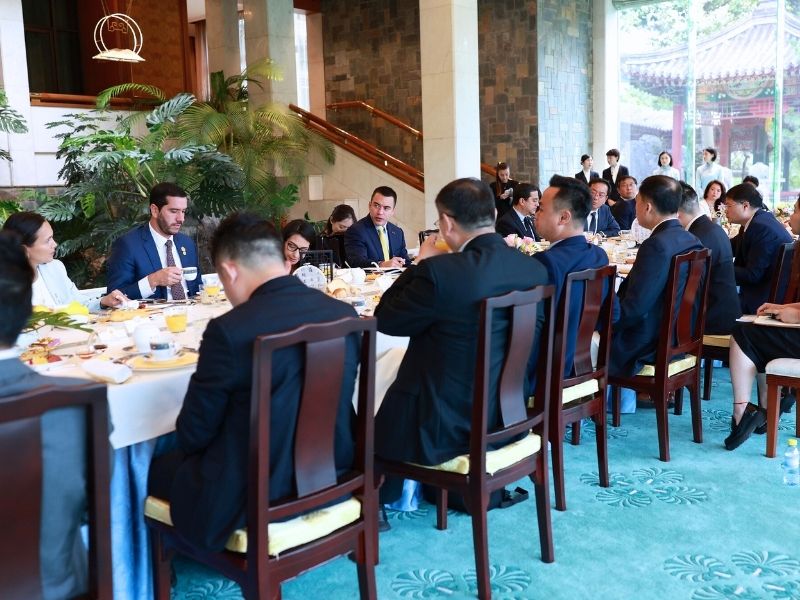 Noboa ofrece Ecuador como destino seguro para inversiones en China y destaca apoyo a jóvenes becados