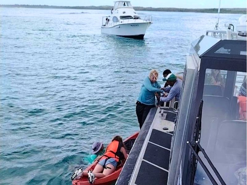 Naufragio en Galápagos: 28 personas fueron rescatadas tras hundimiento de lancha turística en Tortuga Bay