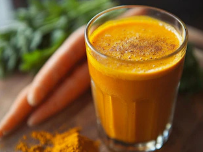 Consumir jugo de zanahoria en exceso puede alterar el tono de la piel, advierten expertos