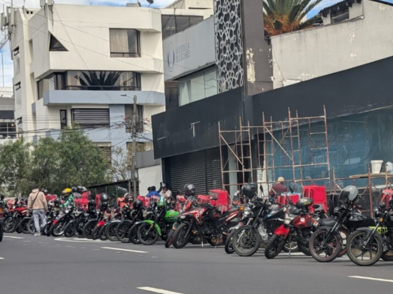 Repartidores motorizados exigen mejoras laborales y mayor seguridad en Ecuador