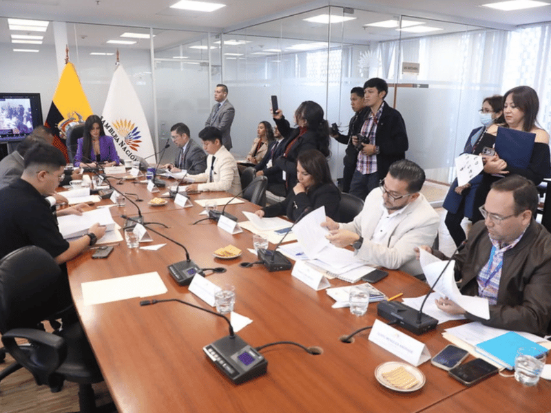 Tensión en la Comisión de Transparencia: Diana Jácome impide intervención de legislador de RC
