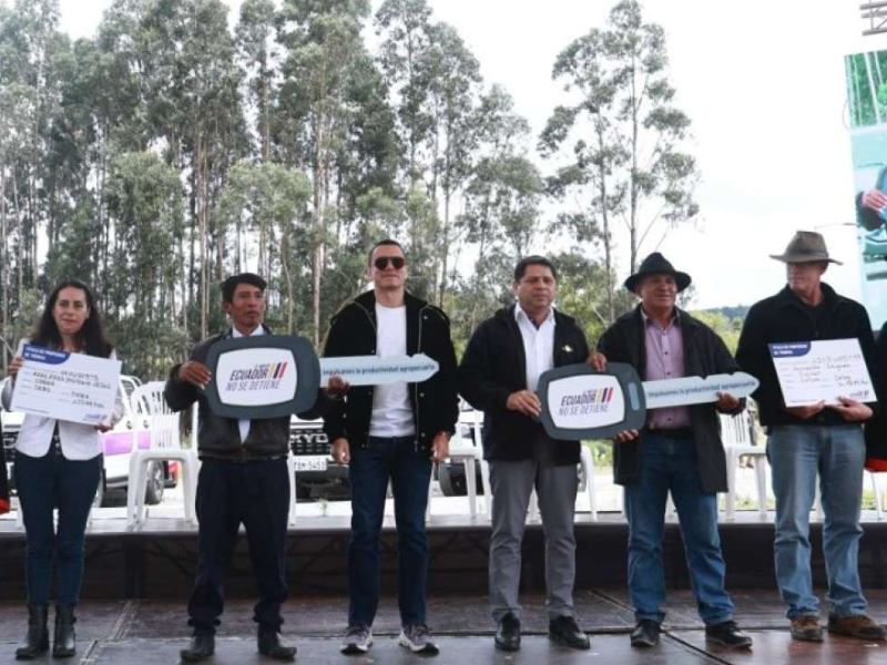 Presidente Noboa entrega maquinaria y títulos de propiedad a agricultores en Azogues