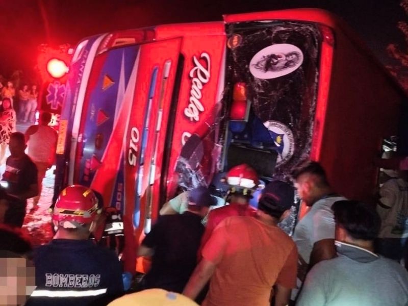 Tragedia en El Empalme: tres muertos y 15 heridos tras volcamiento de bus
