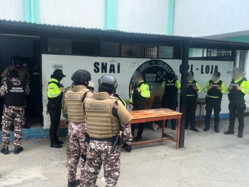 Dos reos aparecen ahorcados en la cárcel de Loja tras traslado de integrantes de Los Lobos