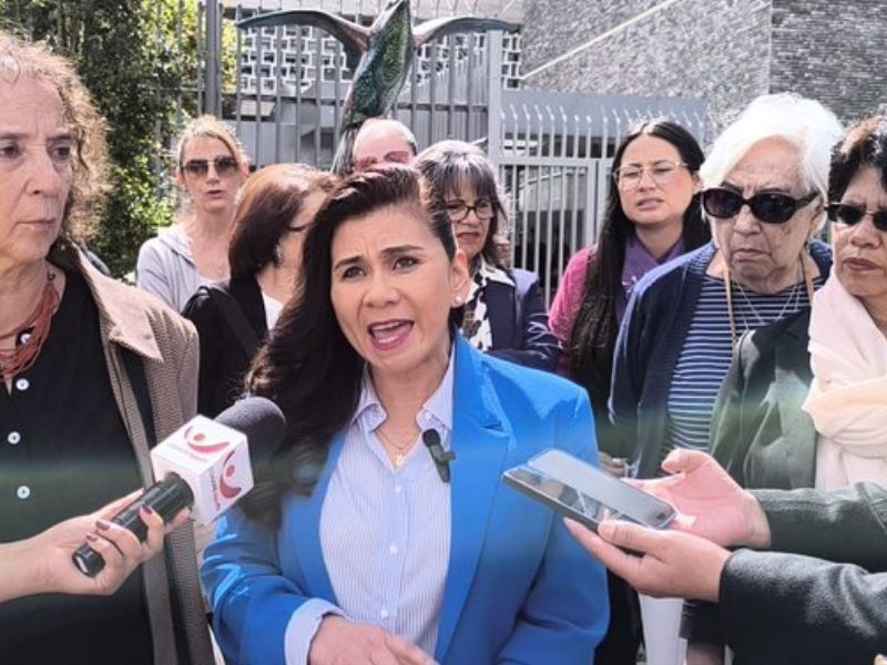 ‘Sin paridad no hay democracia’: mujeres exigen a Noboa vetar reforma que elimina binomios mixtos