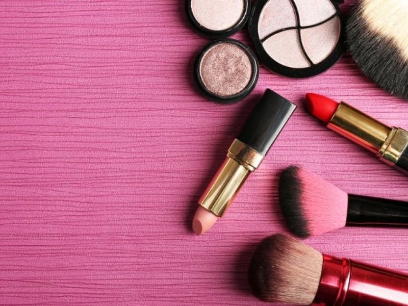 Arcsa advierte sobre cosméticos vendidos ilegalmente por redes y pirámides: Farmasi y Nutriplus en la mira
