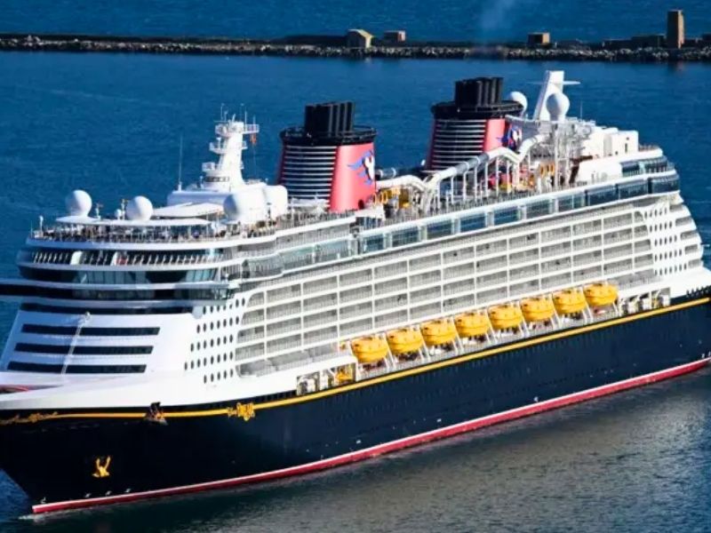 Padre salta al mar desde un crucero de Disney para salvar a su hija tras caer desde la cuarta cubierta