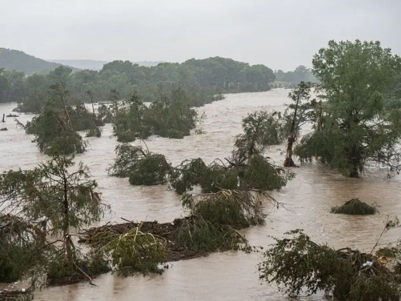 Tragedia en Texas: al menos 81 muertos y decenas de niñas desaparecidas tras inundaciones