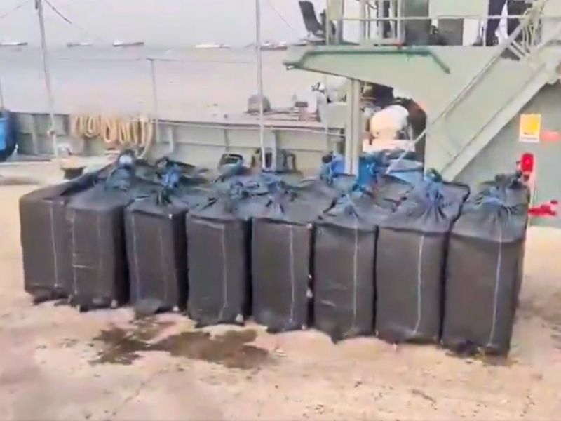Interceptan lancha con 37 bultos de droga frente a las costas de Manabí