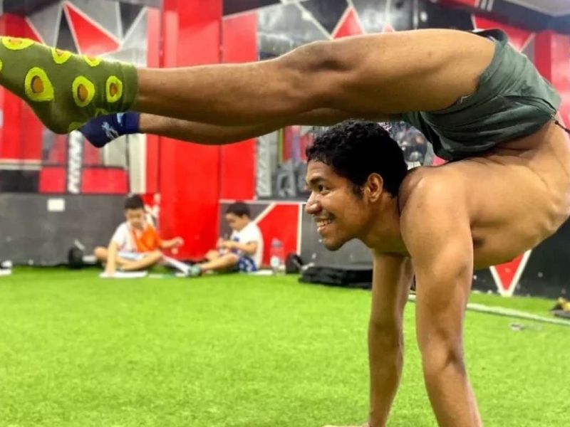 Ecuatoriano rompe Récord Guinness haciendo yoga
