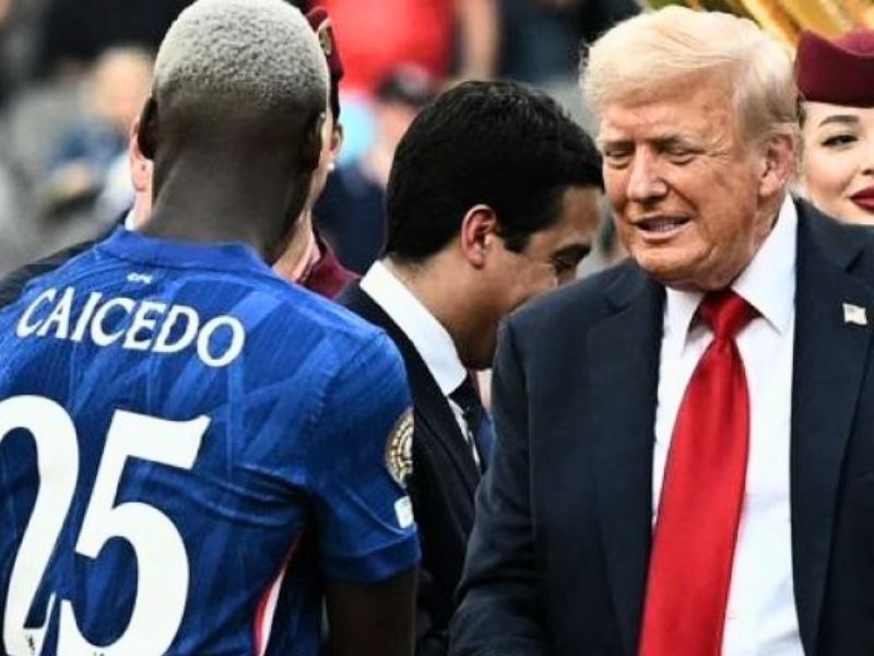 Donald Trump entregó la medalla a Moisés Caicedo y lo felicitó como campeón del Mundial de Clubes