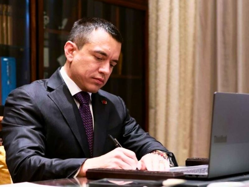 Noboa firma decreto que reduce ministerios de 20 a 14: estas son las fusiones clave