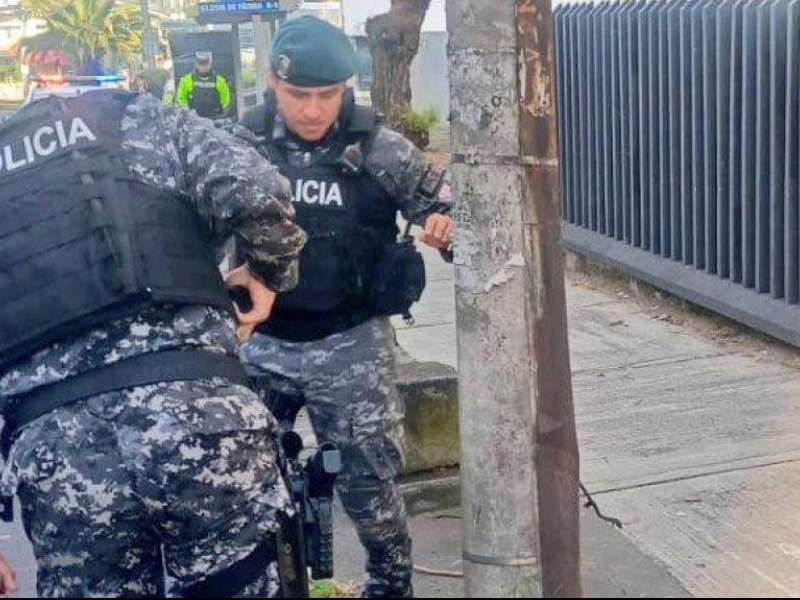 Policía desactiva artefacto explosivo abandonado en una vereda del norte de Quito