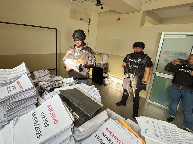 Policía Nacional toma el control de la Agencia de Tránsito de Manta por presuntos nexos con el crimen organizado
