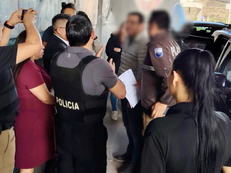 Santiago Díaz, denunciado por violación de una niña, se entrega a la policía