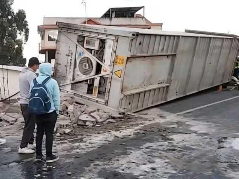 Niño sobrevive al volcamiento de un tráiler que aplastó a su madre