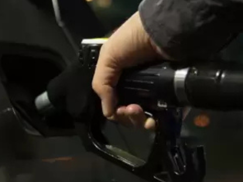 Crisis petrolera agudiza la dependencia de Ecuador en importación de combustibles