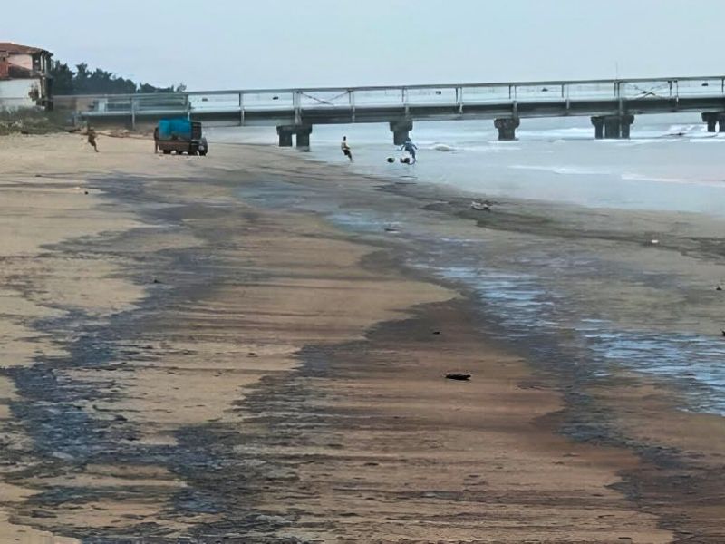 Derrame petrolero obliga al cierre de playa Monteverde y paraliza pesca en Santa Elena
