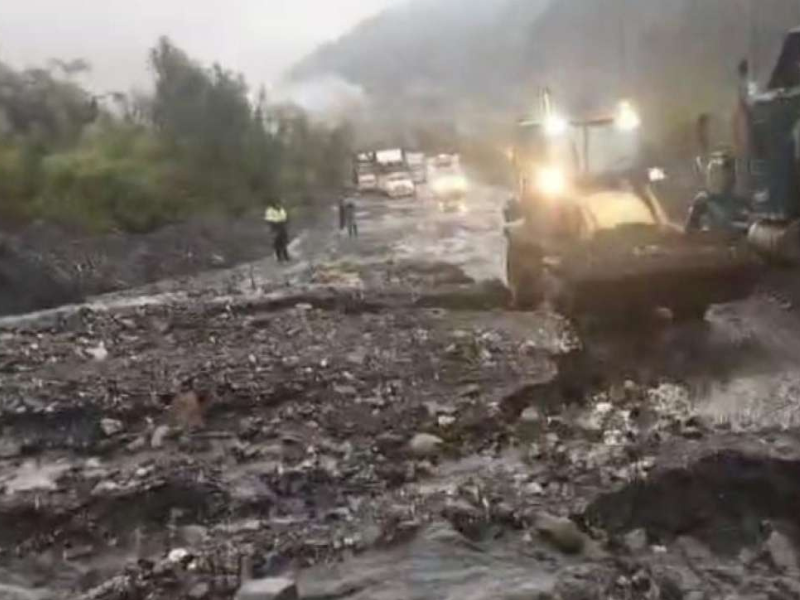Deslizamientos de tierra en Napo y Tena provocan cierre de vías y activan emergencia provincial
