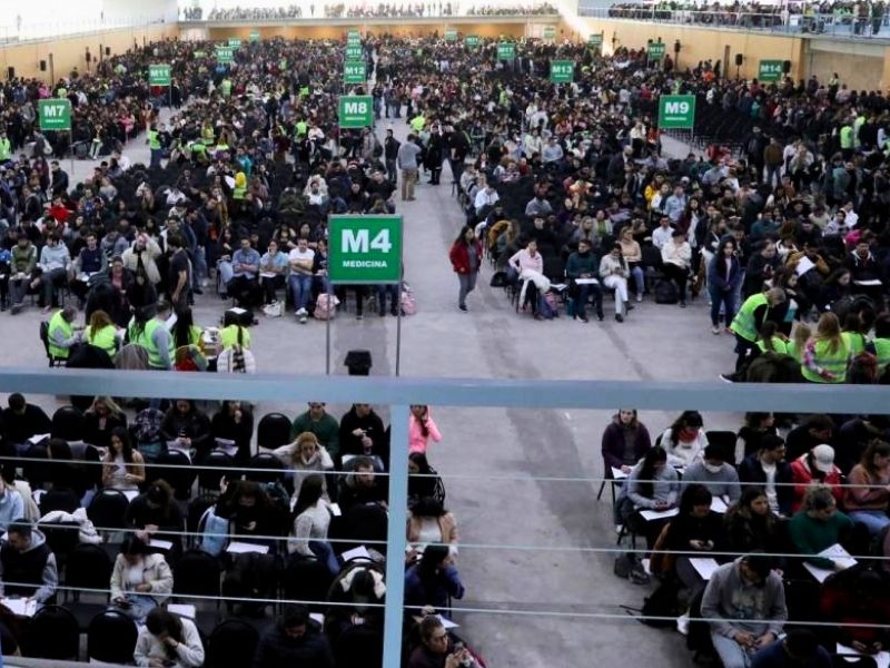 Argentina cierra puertas a médicos ecuatorianos tras fraude en examen