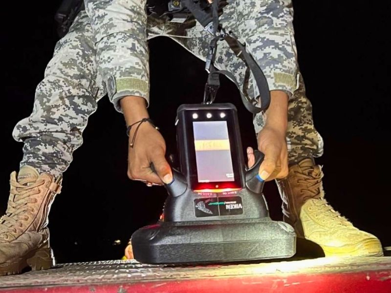 Policía decomisa 1,6 millones de dosis de heroína ocultas en llantas de tráiler en Carchi