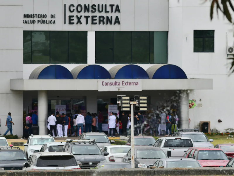 Gobierno defiende designación de comandantes en gerencia de hospitales de Guayaquil