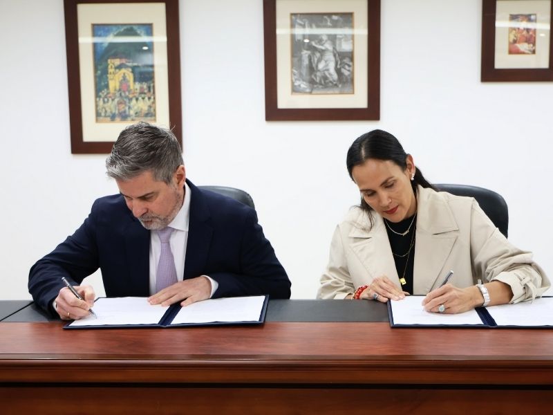 Gobierno firma acuerdo con minera Barrick para impulsar exploración en Ecuador