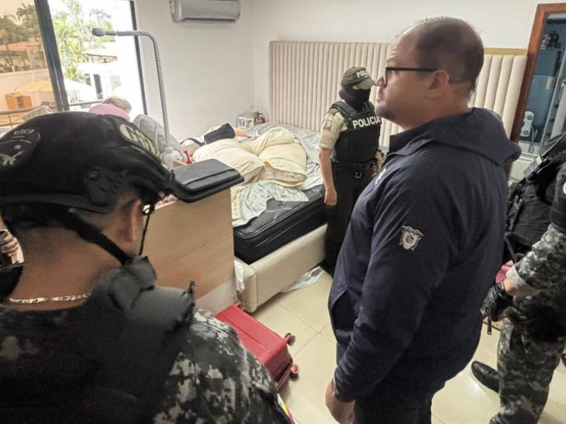 Hallan medio millón de dólares en vivienda de policía