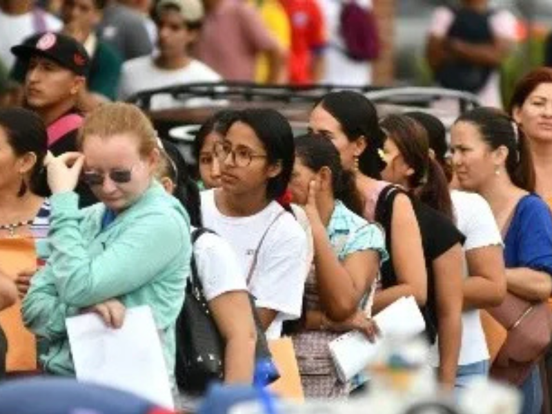 ¿Por qué persisten vacantes laborales en Quito y Guayaquil si miles buscan empleo?