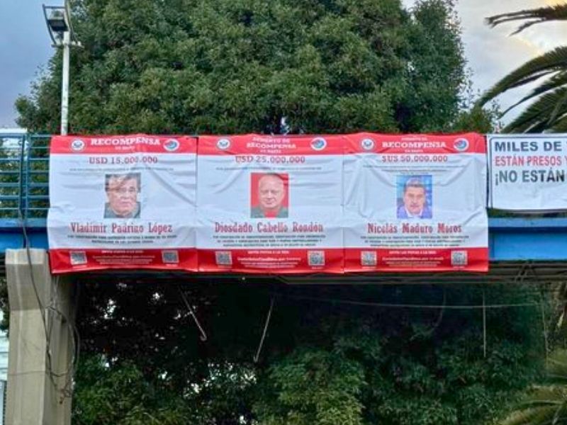 Gigantografías con recompensas por Nicolás Maduro aparecen en Quito