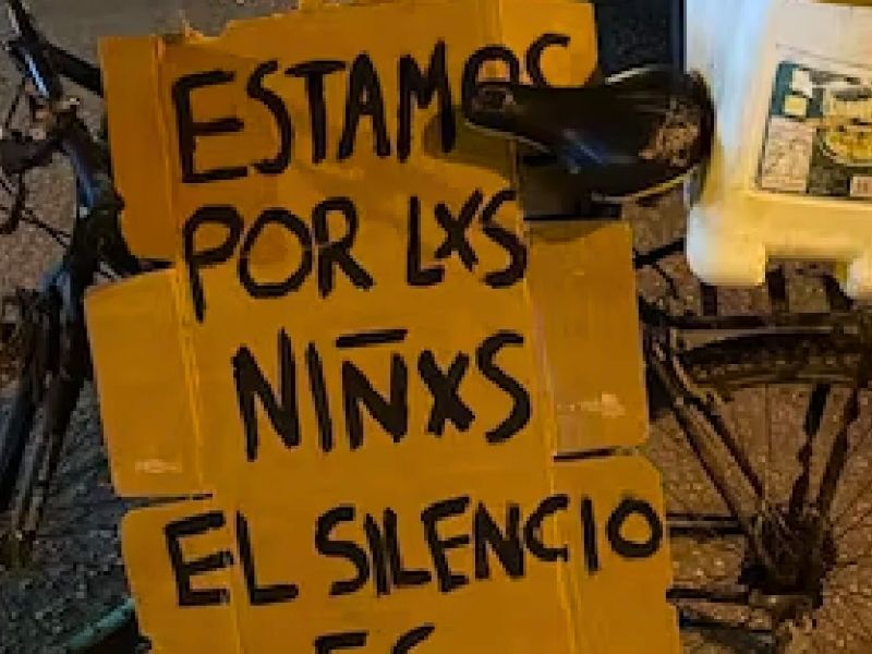 Escándalo en Santa Elena: sacerdote hallado con tres menores en su casa desata indignación y fiscalización
