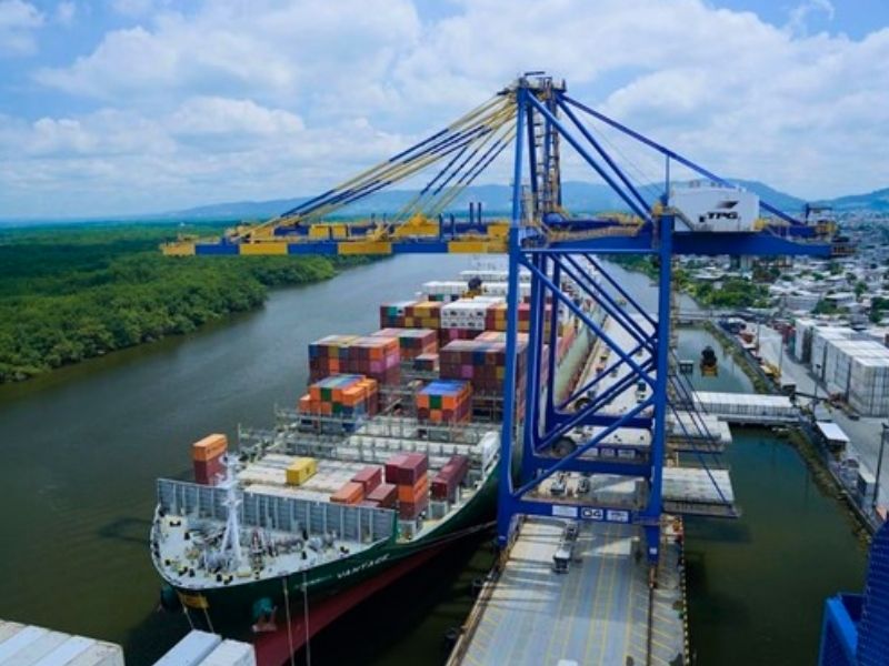 Puerto de Guayaquil en emergencia por violencia: navieras suspenden operaciones