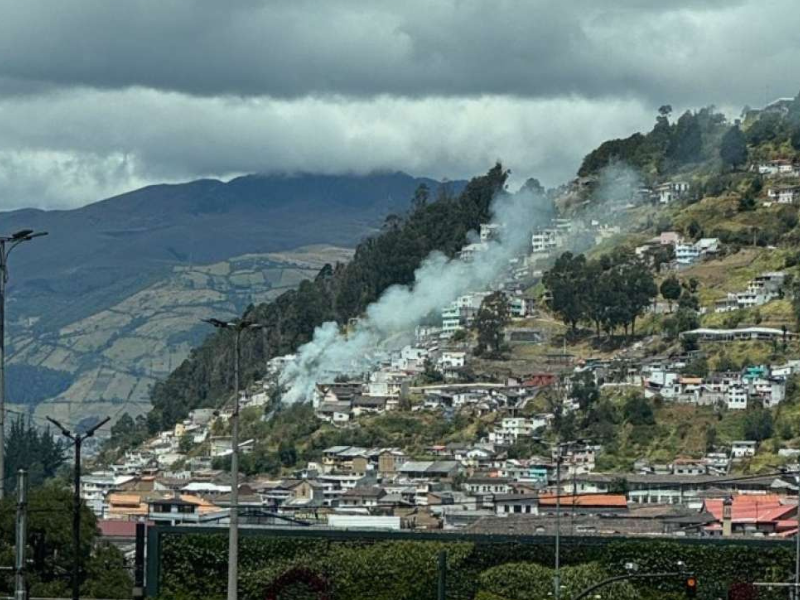 Incendio en El Panecillo alerta a Quito y moviliza a bomberos por quema de desechos