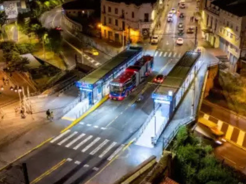 Quito moderniza 40 paradas del trolebús con infraestructura inclusiva