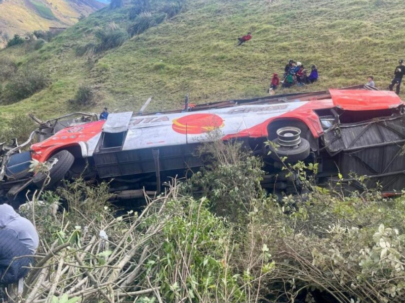 Fiscalía investiga siniestro vial en Chimborazo que dejó nueve muertos